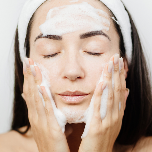 Comment nettoyer son visage pour ne plus avoir de boutons?